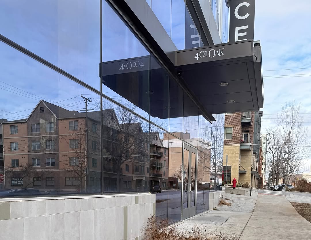 Steps from Rise at Riverfront Crossings and tucked right under the Hyatt \u2728\nMeet 401 Oak \u2014 elevated dining, craft cocktails, and a vibe worth the visit.\nLess than a one-minute walk, but a whole experience of its own. \ud83c\udf7d\ufe0f\ud83e\udd42